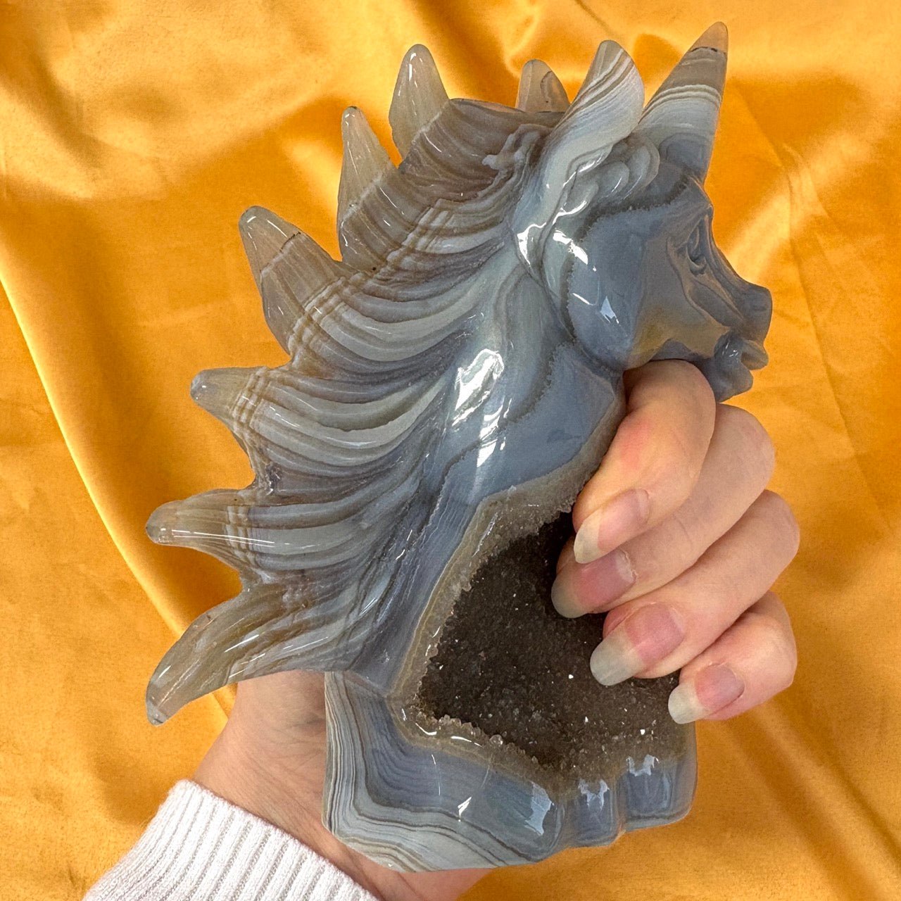 Kristalliyksisarvinen Maori - Akaatti 15cm ja 604g - Valkoisen Liekin Voima