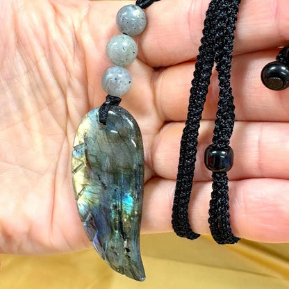 Labradoriitti - Enkelinsiipikaulakoru - Nostaa sielusi lahjat, taidot ja kyvyt esiin - Valkoisen Liekin Voima