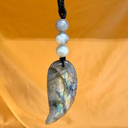 Labradoriitti - Enkelinsiipikaulakoru - Nostaa sielusi lahjat, taidot ja kyvyt esiin - Valkoisen Liekin Voima