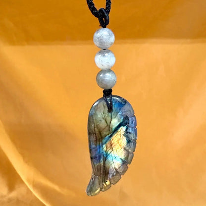 Labradoriitti - Enkelinsiipikaulakoru - Nostaa sielusi lahjat, taidot ja kyvyt esiin - Valkoisen Liekin Voima