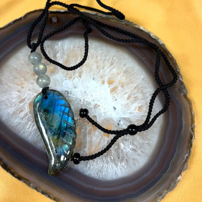 Labradoriitti - Enkelinsiipikaulakoru - Nostaa sielusi lahjat, taidot ja kyvyt esiin - Valkoisen Liekin Voima