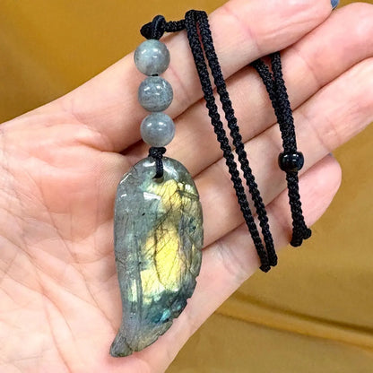 Labradoriitti - Enkelinsiipikaulakoru - Nostaa sielusi lahjat, taidot ja kyvyt esiin - Valkoisen Liekin Voima