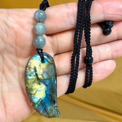 Labradoriitti - Enkelinsiipikaulakoru - Nostaa sielusi lahjat, taidot ja kyvyt esiin - Valkoisen Liekin Voima