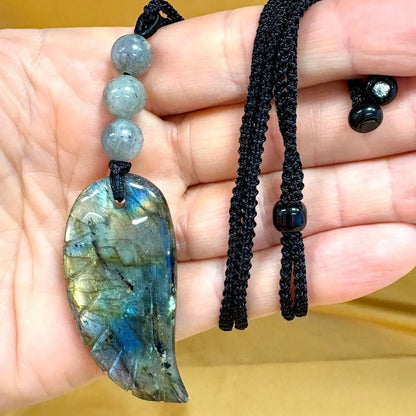 Labradoriitti - Enkelinsiipikaulakoru - Nostaa sielusi lahjat, taidot ja kyvyt esiin - Valkoisen Liekin Voima