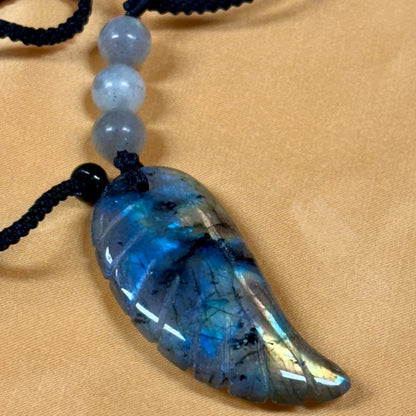 Labradoriitti - Enkelinsiipikaulakoru - Nostaa sielusi lahjat, taidot ja kyvyt esiin - Valkoisen Liekin Voima