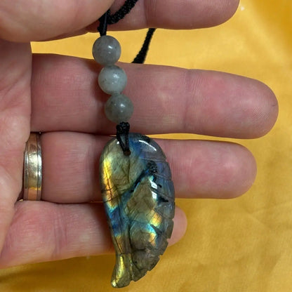 Labradoriitti - Enkelinsiipikaulakoru - Nostaa sielusi lahjat, taidot ja kyvyt esiin - Valkoisen Liekin Voima