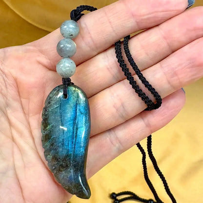 Labradoriitti - Enkelinsiipikaulakoru - Nostaa sielusi lahjat, taidot ja kyvyt esiin - Valkoisen Liekin Voima