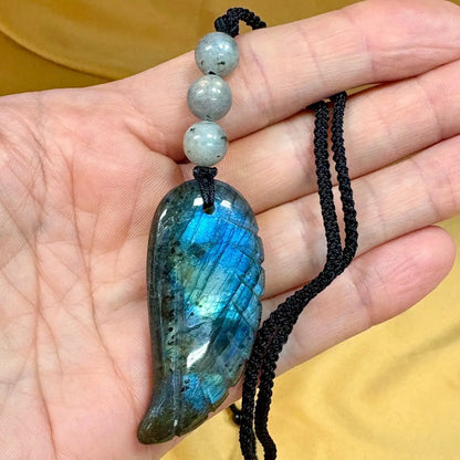 Labradoriitti - Enkelinsiipikaulakoru - Nostaa sielusi lahjat, taidot ja kyvyt esiin - Valkoisen Liekin Voima