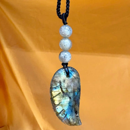 Labradoriitti - Enkelinsiipikaulakoru - Nostaa sielusi lahjat, taidot ja kyvyt esiin - Valkoisen Liekin Voima