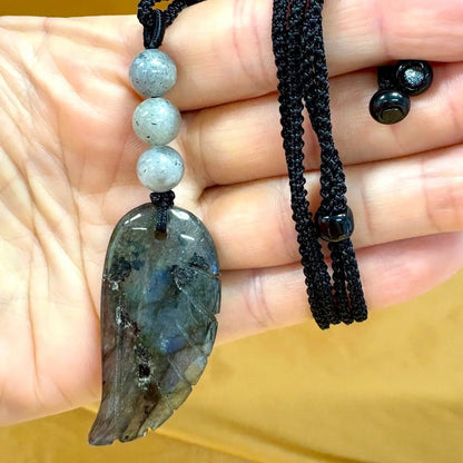 Labradoriitti - Enkelinsiipikaulakoru - Nostaa sielusi lahjat, taidot ja kyvyt esiin - Valkoisen Liekin Voima