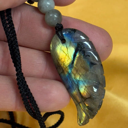 Labradoriitti - Enkelinsiipikaulakoru - Nostaa sielusi lahjat, taidot ja kyvyt esiin - Valkoisen Liekin Voima