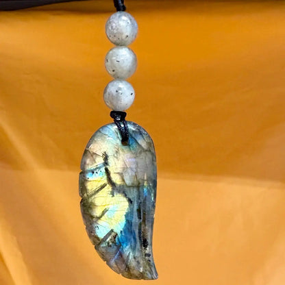 Labradoriitti - Enkelinsiipikaulakoru - Nostaa sielusi lahjat, taidot ja kyvyt esiin - Valkoisen Liekin Voima