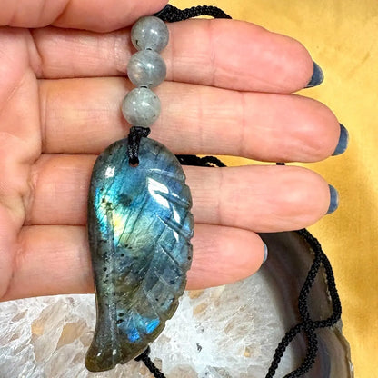 Labradoriitti - Enkelinsiipikaulakoru - Nostaa sielusi lahjat, taidot ja kyvyt esiin - Valkoisen Liekin Voima