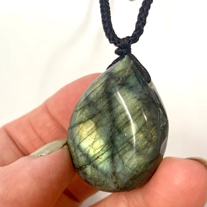 Labradoriitti kaulakoru - Manifestoinnin tueksi - Valkoisen Liekin Voima