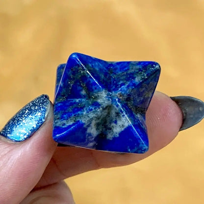 Lapis latsuli - Kristallimerkaba - Suojelua, rohkeutta, voimaa - 2cm - Valkoisen Liekin Voima