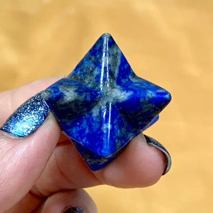 Lapis latsuli - Kristallimerkaba - Suojelua, rohkeutta, voimaa - 2cm - Valkoisen Liekin Voima