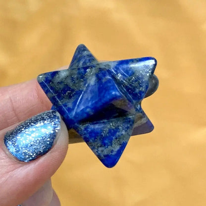 Lapis latsuli - Kristallimerkaba - Suojelua, rohkeutta, voimaa - 2cm - Valkoisen Liekin Voima