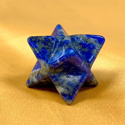 Lapis latsuli - Kristallimerkaba - Suojelua, rohkeutta, voimaa - 2cm - Valkoisen Liekin Voima