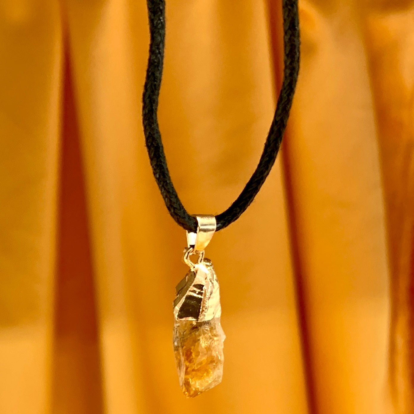 Musta kaulanauha 80cm - paksuus 2mm - Valkoisen Liekin Voima