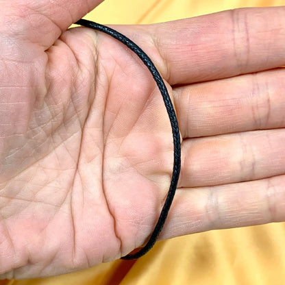 Musta kaulanauha 80cm - paksuus 2mm - Valkoisen Liekin Voima