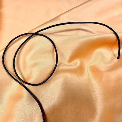 Musta kaulanauha 80cm - paksuus 2mm - Valkoisen Liekin Voima