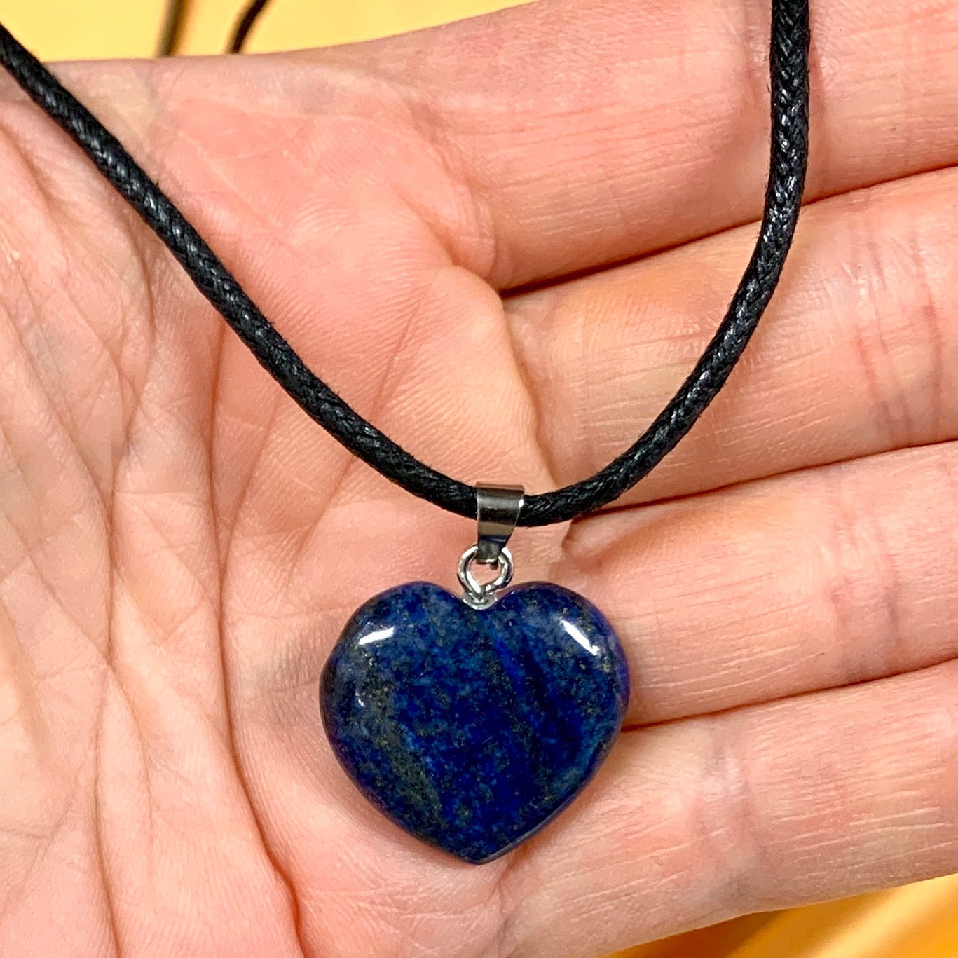 Musta kaulanauha 80cm - paksuus 2mm - Valkoisen Liekin Voima