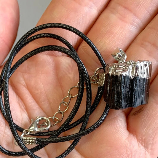 Musta turmaliini kaulakoru 1,5cm - 2,5cm (hopeanvärinen hattu) - Valkoisen Liekin Voima