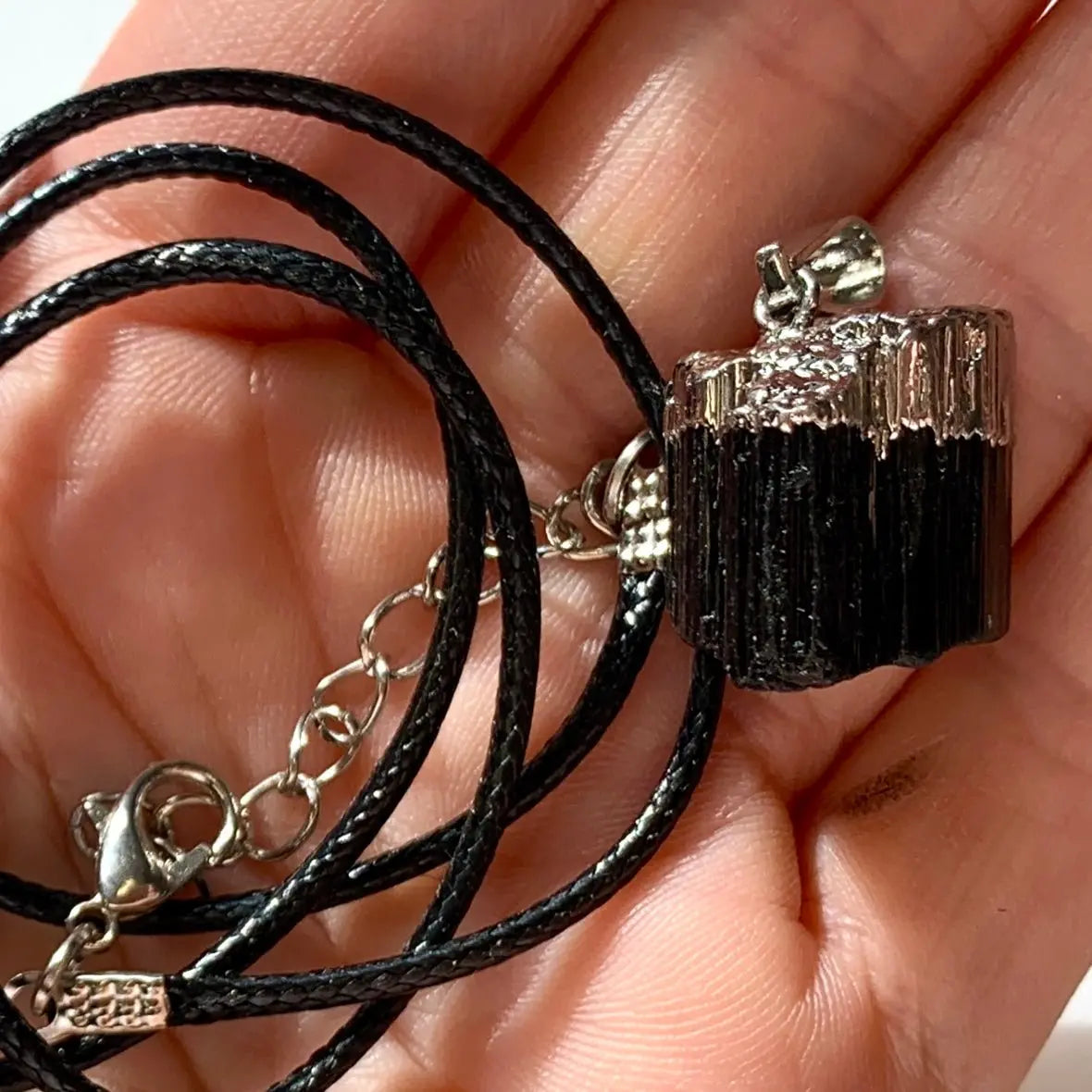 Musta turmaliini kaulakoru 1,5cm - 2,5cm (hopeanvärinen hattu) - Valkoisen Liekin Voima