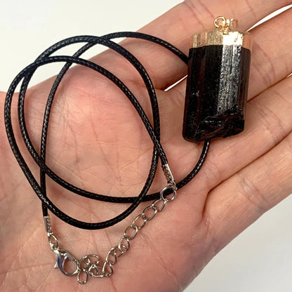 Musta turmaliini kaulakoru 2cm - 3cm (kullanvärinen hattu) - Valkoisen Liekin Voima