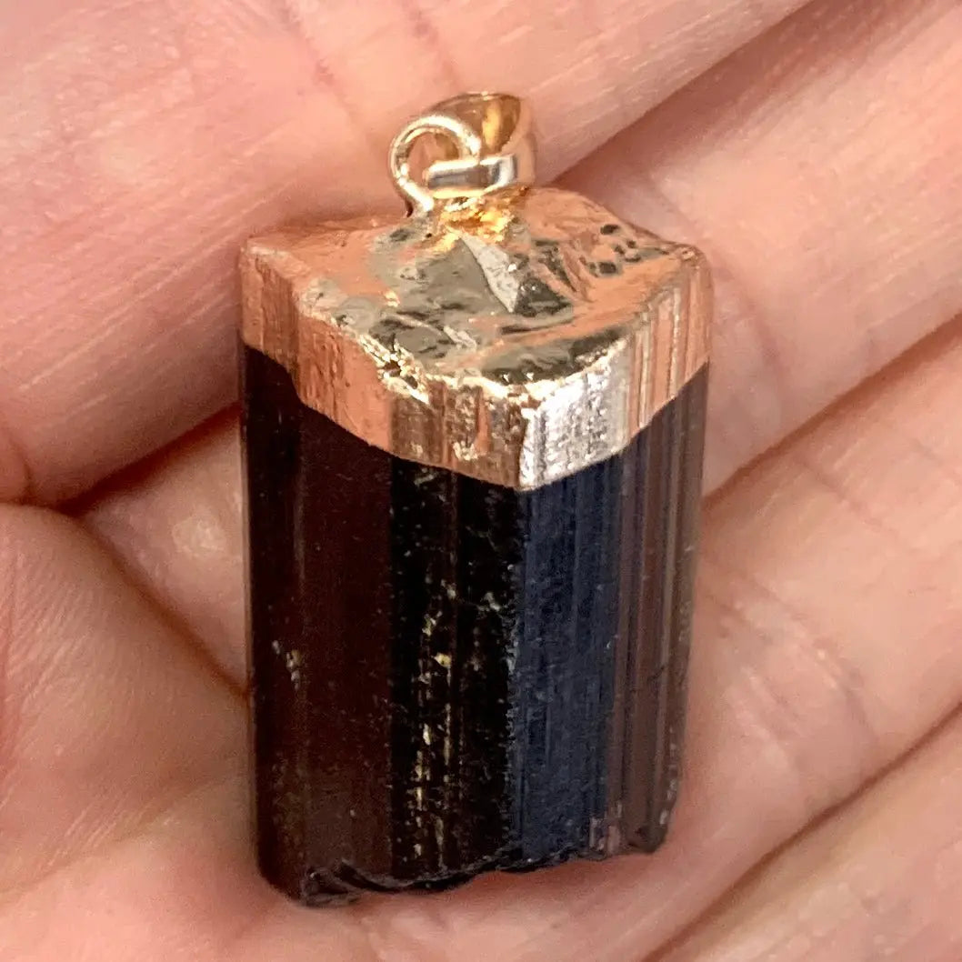 Musta turmaliini kaulakoru 2cm - 3cm (kullanvärinen hattu) - Valkoisen Liekin Voima