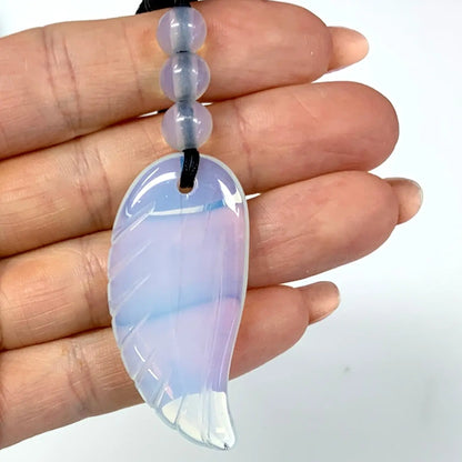 Opaliitti - Enkelinsiipikaulakoru - Turvaa, lohtua ja rakkautta - Valkoisen Liekin Voima