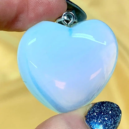 Opaliitti - Sydänkaulakoru 3cm - Kantaa Äiti Marian energiaa - Valkoisen Liekin Voima