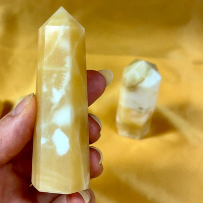 Oranssi kalsiitti - Kristallikärki - Runsautta ja luovuutta - 9cm - Valkoisen Liekin Voima