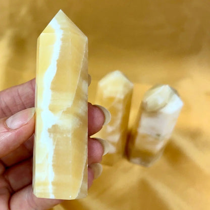 Oranssi kalsiitti - Kristallikärki - Runsautta ja luovuutta - 9cm - Valkoisen Liekin Voima