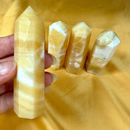 Oranssi kalsiitti - Kristallikärki - Runsautta ja luovuutta - 9cm - Valkoisen Liekin Voima