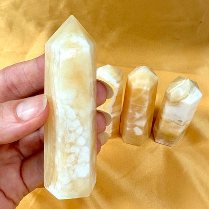 Oranssi kalsiitti - Kristallikärki - Runsautta ja luovuutta - 9cm - Valkoisen Liekin Voima