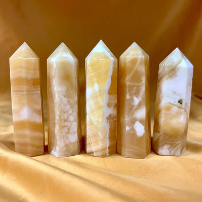 Oranssi kalsiitti - Kristallikärki - Runsautta ja luovuutta - 9cm - Valkoisen Liekin Voima