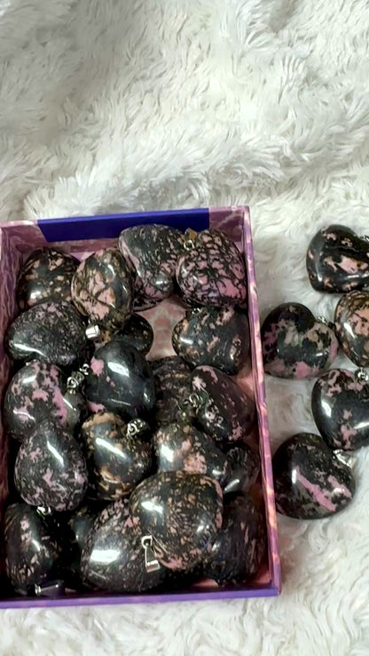 Rodoniitti (tumma) - Sydänkaulakoru 3cm - Kantaa Arkkienkeli Chamuelin energiaa