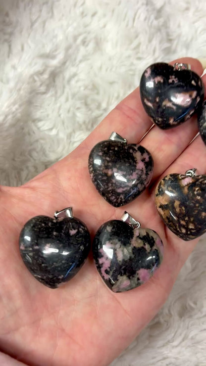 Rodoniitti (tumma) - Sydänkaulakoru 3cm - Kantaa Arkkienkeli Chamuelin energiaa