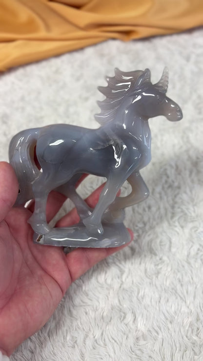 Akaatti - Kristalliyksisarvinen Magnusti 460g - 13,4cm