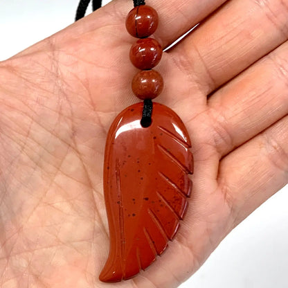 Punainen jaspis - Enkelinsiipikaulakoru - Elinvoimaa, itseluottamusta ja rauhaa - Valkoisen Liekin Voima