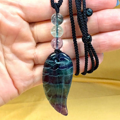 Purppurafluoriitti - Enkelinsiipikaulakoru - Avaa runsaudelle ja vapauttaa riippuvuuksista - Valkoisen Liekin Voima