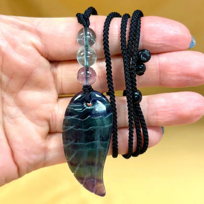 Purppurafluoriitti - Enkelinsiipikaulakoru - Avaa runsaudelle ja vapauttaa riippuvuuksista - Valkoisen Liekin Voima