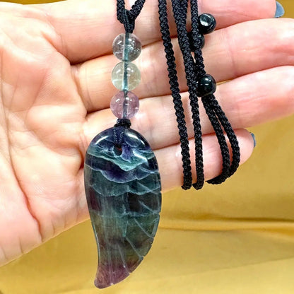 Purppurafluoriitti - Enkelinsiipikaulakoru - Avaa runsaudelle ja vapauttaa riippuvuuksista - Valkoisen Liekin Voima