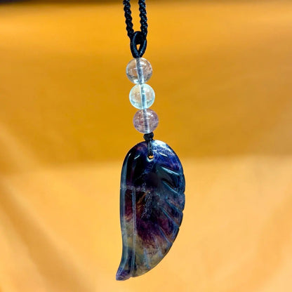 Purppurafluoriitti - Enkelinsiipikaulakoru - Avaa runsaudelle ja vapauttaa riippuvuuksista - Valkoisen Liekin Voima