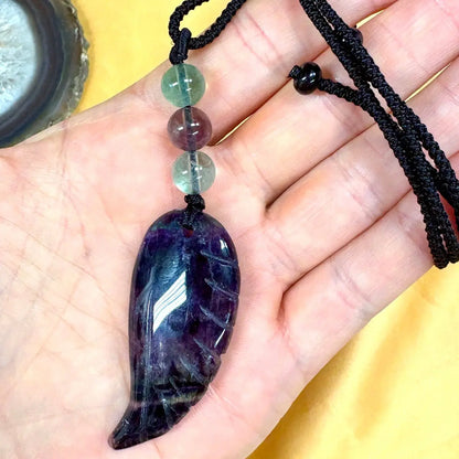 Purppurafluoriitti - Enkelinsiipikaulakoru - Avaa runsaudelle ja vapauttaa riippuvuuksista - Valkoisen Liekin Voima