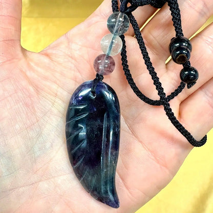 Purppurafluoriitti - Enkelinsiipikaulakoru - Avaa runsaudelle ja vapauttaa riippuvuuksista - Valkoisen Liekin Voima