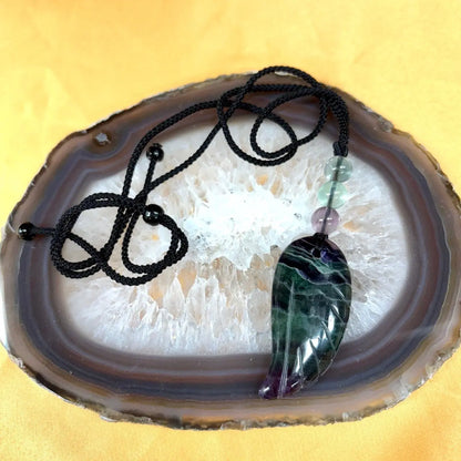 Purppurafluoriitti - Enkelinsiipikaulakoru - Avaa runsaudelle ja vapauttaa riippuvuuksista - Valkoisen Liekin Voima