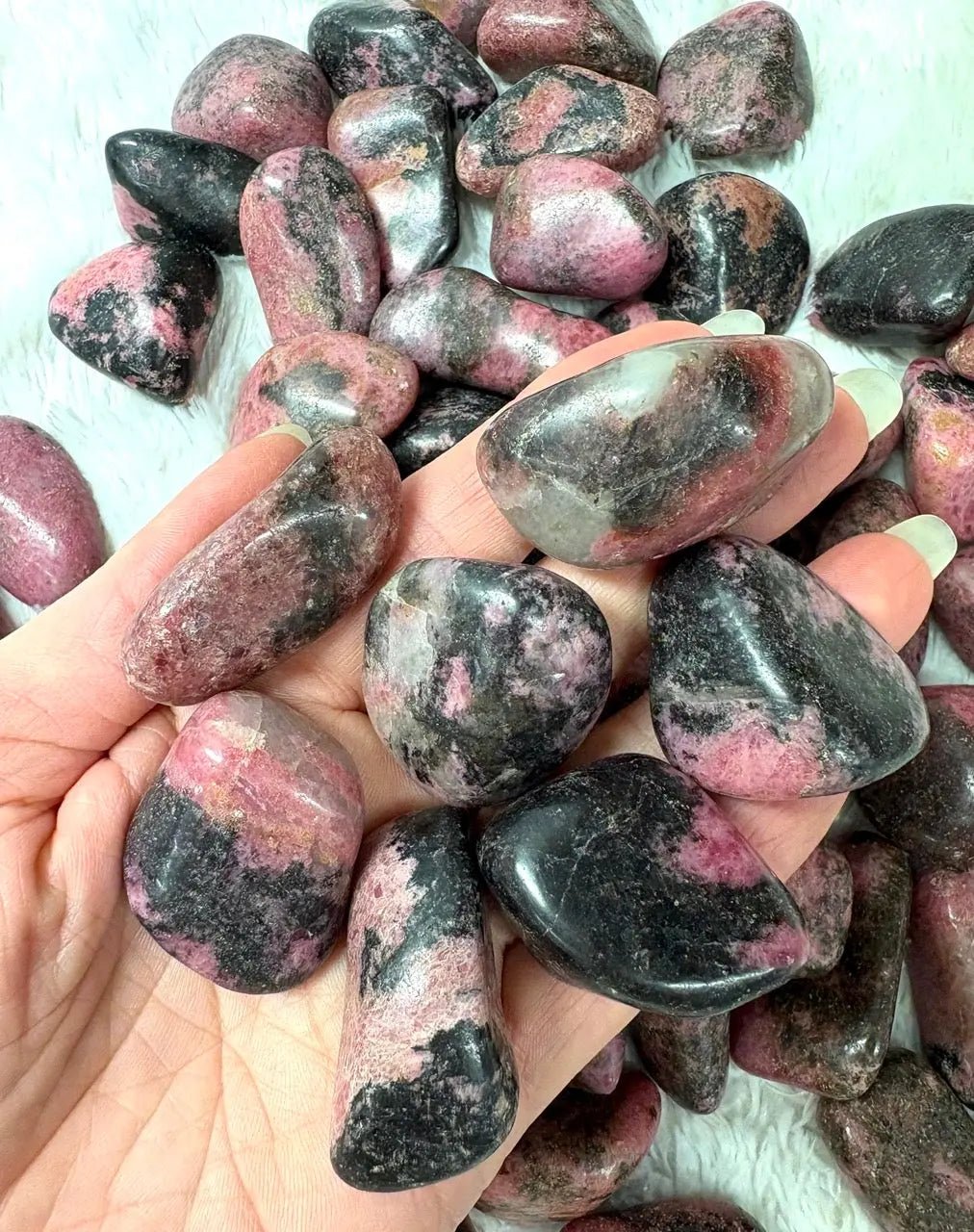 Rodoniitti 02 - Kämmenkivi 3 - 5cm - Vahvistaa sydäntä - Valkoisen Liekin Voima