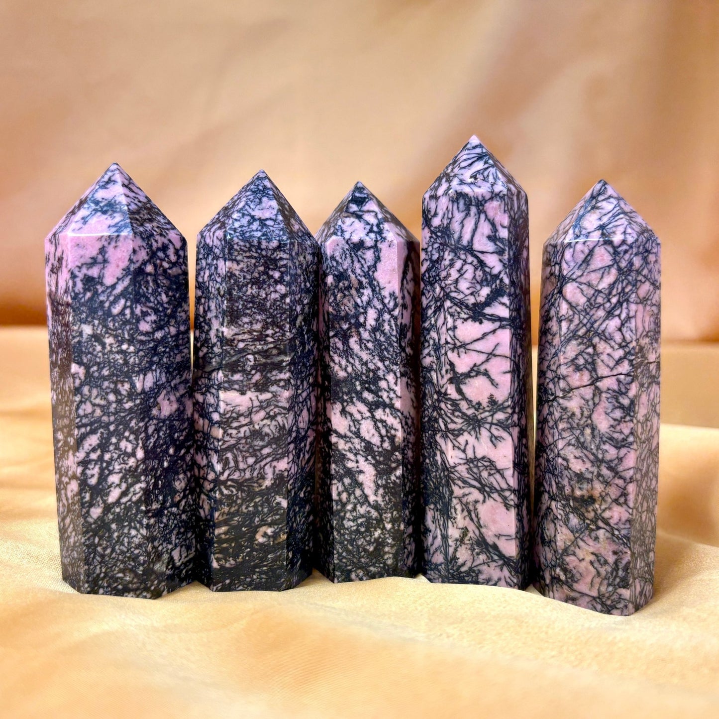 Rodoniitti - Kristallikärki - Vahvistaa sydäntä - 8cm - Valkoisen Liekin Voima